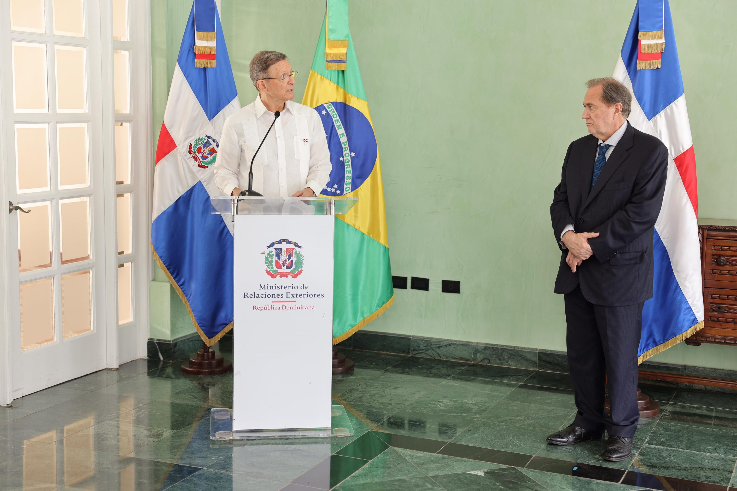 Palabras del canciller Roberto Álvarez en acto de condecoración del  excelentísimo señor Renan Leite Paes Barreto, embajador extraordinario y  plenipotenciario de la República Federativa de Brasil en República  Dominicana - MIREX |